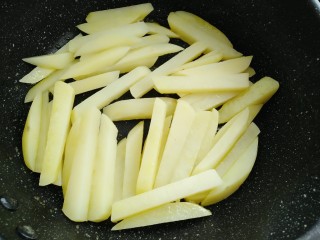 9、芹菜烧土豆,放入土豆中火煎炒