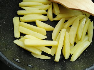 10、芹菜烧土豆,煎炒至土豆变色