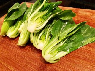 6、香菇油菜,6.油菜从中间一分为二，切开