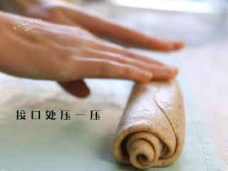 7、红枣红糖馒头,将接口处压一压，感觉整个粗细不一，将整个长条再搓搓圆。