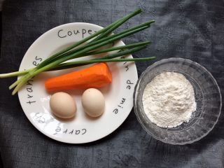 1、胡萝卜葱花饼,准备好食材。
