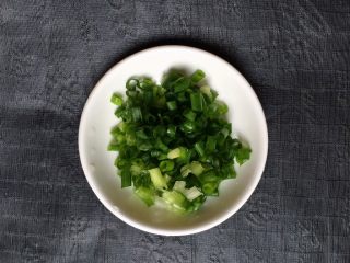 3、胡萝卜葱花饼,葱切碎。