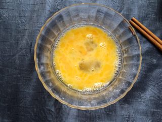 4、胡萝卜葱花饼,两个鸡蛋打散。