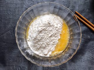 5、胡萝卜葱花饼,加入50克面粉。