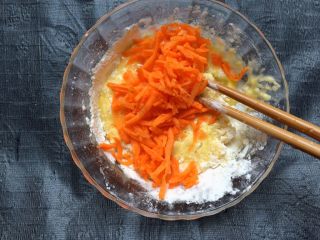 6、胡萝卜葱花饼,加入胡萝卜丝。