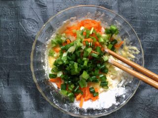 7、胡萝卜葱花饼,加入葱花。