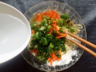 8、胡萝卜葱花饼,加适量水。