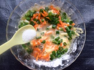 9、胡萝卜葱花饼,少量盐调味。