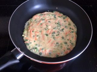 12、胡萝卜葱花饼,倒入面糊。