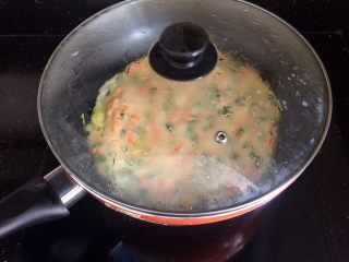 13、胡萝卜葱花饼,中火煎饼，可以焖上盖子，容易熟。