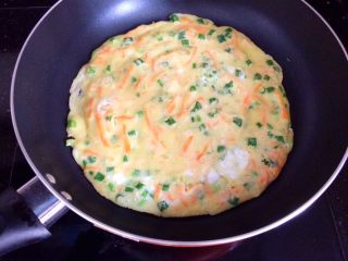 14、胡萝卜葱花饼,翻面，另一面饼也煎到金黄色，即可出锅。
