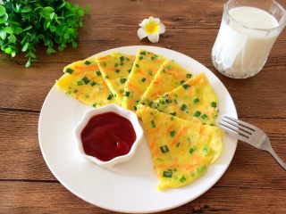 15、胡萝卜葱花饼,成品，蘸着番茄酱吃更美味。