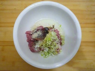 2、早餐～生煎馄饨,葱，姜切碎和各种调料放入肉馅中