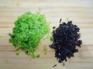 5、早餐～生煎馄饨,芹菜，木耳切碎