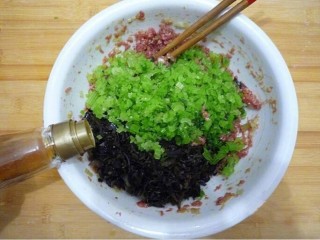 6、早餐～生煎馄饨,芹菜，木耳放入调好的肉馅中，最后加香油调匀