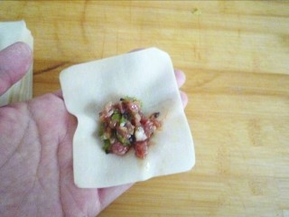 7、早餐～生煎馄饨,取一个馄饨皮，放入适量馅料