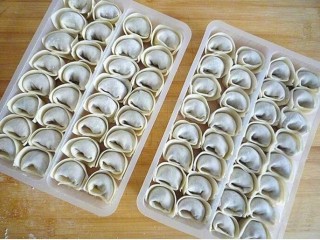 10、早餐～生煎馄饨,把包好的馄饨依次放入盘中，一次吃不了的，可以放冰箱冷冻