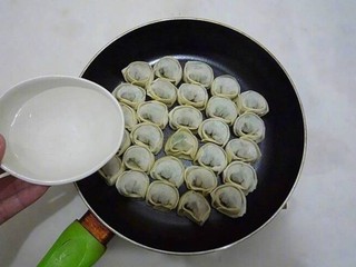 12、早餐～生煎馄饨,放入冷水，水加至馄饨的三分之一处即可
