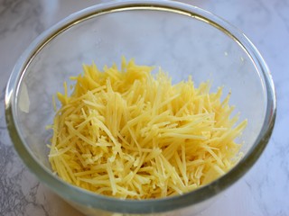 2、早餐+清炒土豆胡萝卜丝,土豆切丝