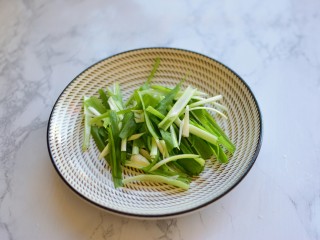 5、早餐+清炒土豆胡萝卜丝,葱切丝