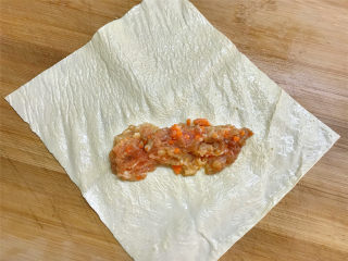 5、豆腐皮包肉,取一张分割好的豆腐皮，放入适量的肉馅。