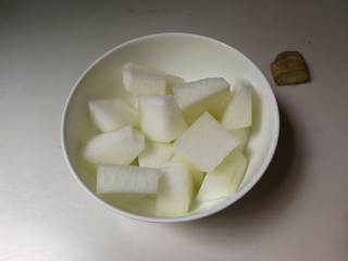 1、蚕豆冬瓜汆汤圆子,冬瓜削去皮切成块