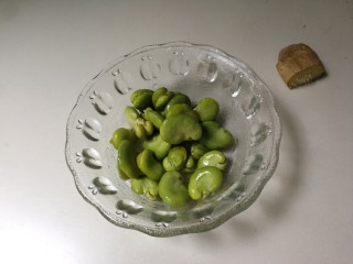 2、蚕豆冬瓜汆汤圆子,蚕豆米洗净