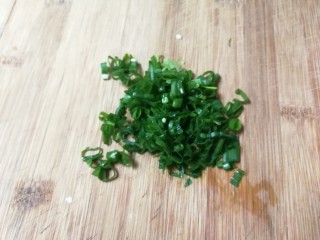 3、蚕豆冬瓜汆汤圆子,葱切葱花