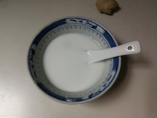 6、蚕豆冬瓜汆汤圆子,放入六勺清水搅匀