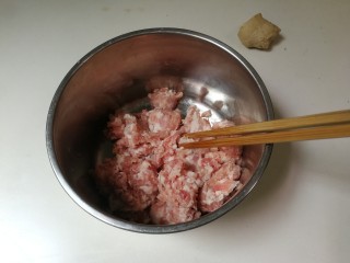 7、蚕豆冬瓜汆汤圆子,肉糜放入盆中