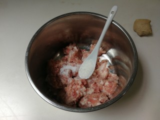 9、蚕豆冬瓜汆汤圆子,放入一小勺糖