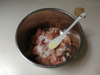 10、蚕豆冬瓜汆汤圆子,放入少许鸡精