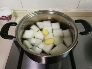 14、蚕豆冬瓜汆汤圆子,锅中放入冬瓜和姜片烧开