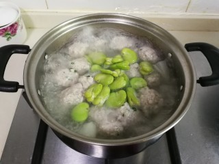 16、蚕豆冬瓜汆汤圆子,放入青蚕豆米烧开