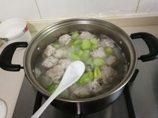 17、蚕豆冬瓜汆汤圆子,放入少许盐