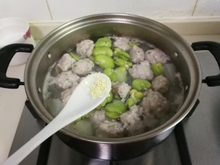 18、蚕豆冬瓜汆汤圆子,放入少许鸡精