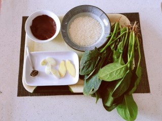 1、菠菜猪肝粥,食材准备好