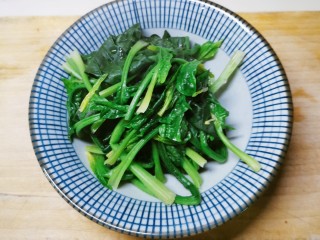 5、菠菜猪肝粥,捞出 切小段备用