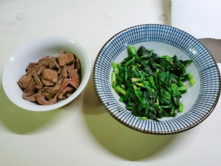 13、菠菜猪肝粥,猪肝和菠菜都准备好了