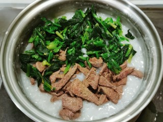 15、菠菜猪肝粥,菠菜放入米粥 继续熬煮5分钟