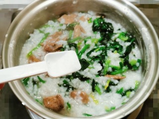 17、菠菜猪肝粥,放入盐调味  再煮2分钟关火