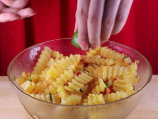 14、学会土豆的这种新做法，比肉还好吃下饭倍棒,将土豆条拌匀后，挤入小青桔汁（这里如果没有青桔的话，也可以用醋来代替）