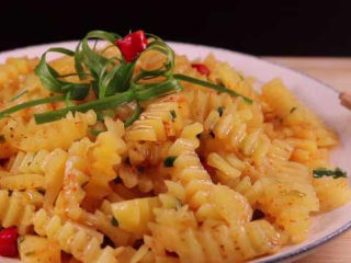 16、学会土豆的这种新做法，比肉还好吃下饭倍棒,上桌前加入适量的葱花最点缀。