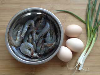 1、虾仁蛋饼,备好所需食材