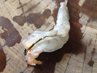 2、虾仁蛋饼,去掉虾头和虾皮，在虾的背部划一刀（不要划通了），取出虾线