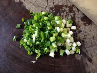 5、虾仁蛋饼,葱花准备好