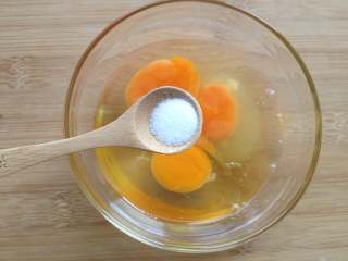 6、虾仁蛋饼,三个鸡蛋打入碗中，放入少许盐、3g料酒、少许被胡椒粉打散