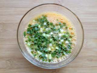 7、虾仁蛋饼,将葱花放入蛋液中搅拌均匀