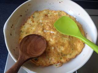 12、虾仁蛋饼,一面煎至金黄后再翻面煎（1个锅铲不太好翻面，用2个锅铲好点），煎到另一面金黄就可以出锅