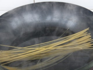 3、培根黑椒意面,把意面放入煮